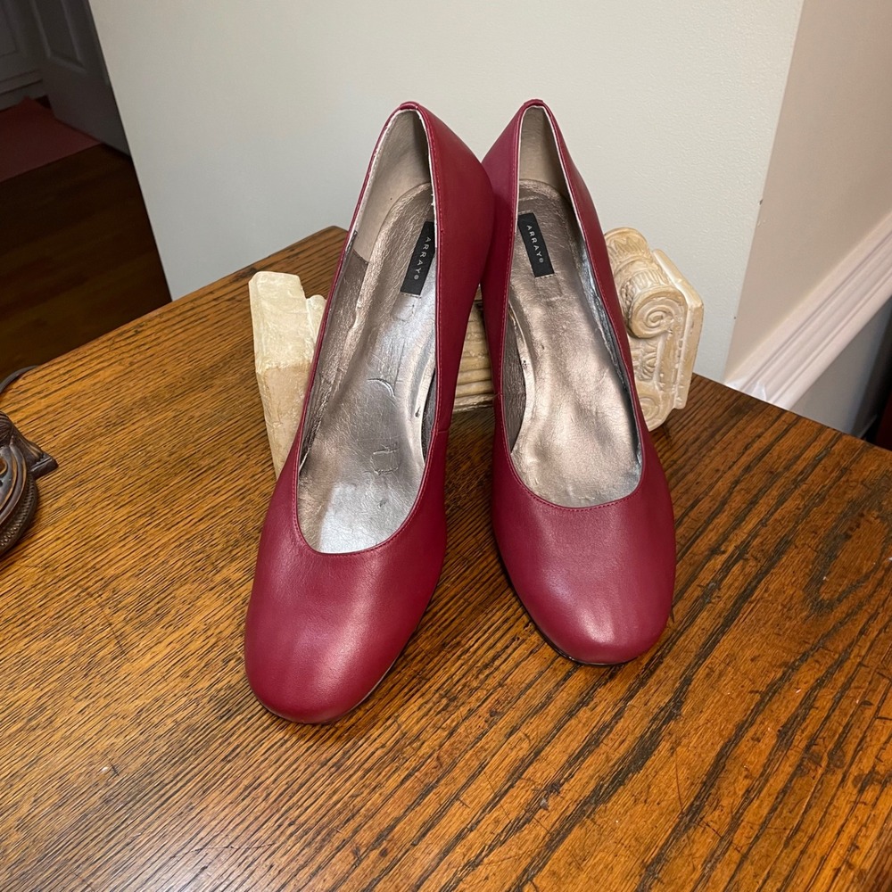 Array Flatter  Womens Burgundy Leather Round Toe Kitten Heel Pumps Size 12 W